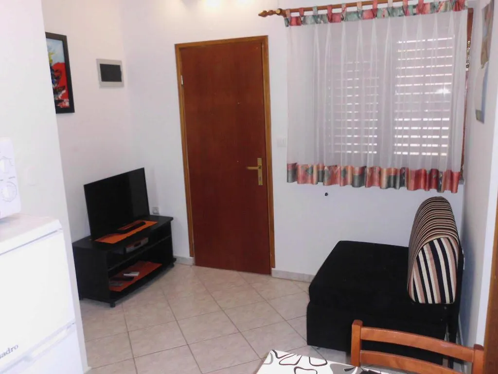 Apartments Ema Pula 0*,